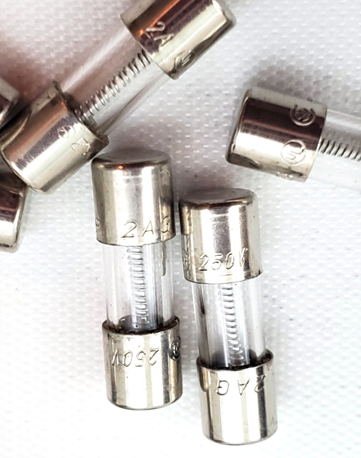 Lot of 10 Littelfuse 2AG 250 Volt 2 Amp Slow Blow 5 x 15 mm Glass Fuses 229002