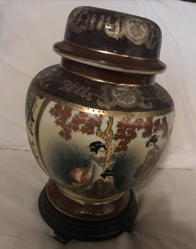 Vintage 10” JAPANESE GINGER JAR LAMP BASE GEISHA GIRLS GOLD GILT + WOOD STAND - Picture 4 of 12