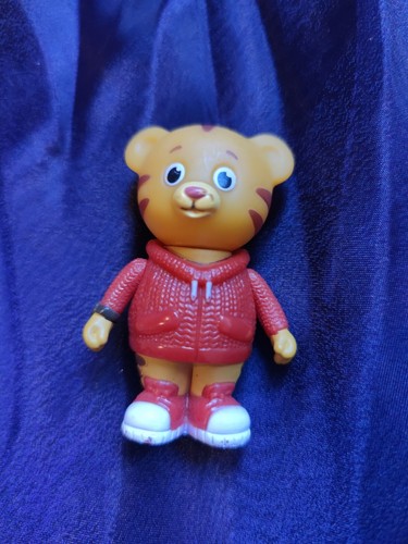 Lot of 4 Daniel Tiger's Neighborhood Figures - Mom, Dad, Kid and Blue Cat - Picture 6 of 7