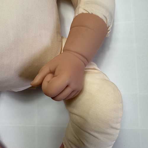 LEE MIDDLETON REVA REBORN BABY Pullover Blumen Overall Life Like Doll - Bild 9 von 11
