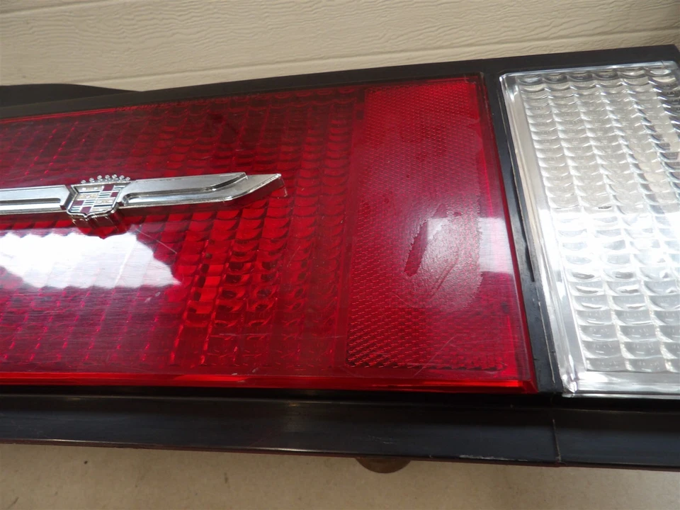 LH LUZ TRASERA LADO CONDUCTOR MONTAJE LÁMPARA CADILLAC CIMARRON 1982-1983 SIN MOLDURA DORADA Foto 3 de 4