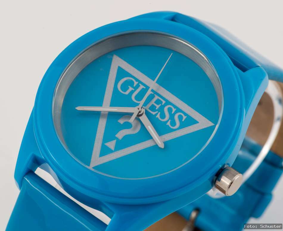 Montre Femme GUESS Cuir Verni Bleu Étanche 50M pour Ne Plus Choisir