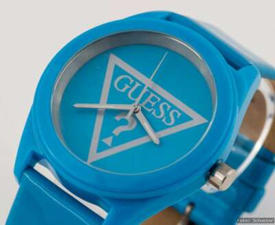 GUESS Damenuhr Lackleder blau Quarzwerk wasserdicht bis 50M. 99,00 
