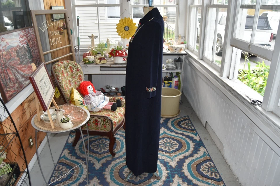 Vintage Komar Robe Black Velour House Coat Embroidered Prairie Design Medium - Image 2 of 4