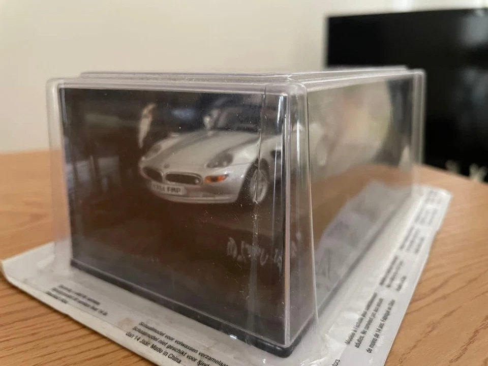 Vitrine rara BMW Z8 007 O Mundo Não é Suficiente escala 1/43 Japão - Imagem 2 de 4