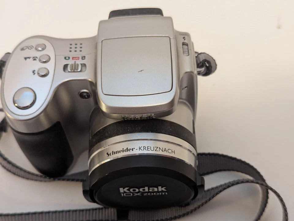 Kodak EasyShare Z650 Digital Camera 6.1 MP 10x Optical Zoom w/ SD Card & Cable - Image 4 of 4