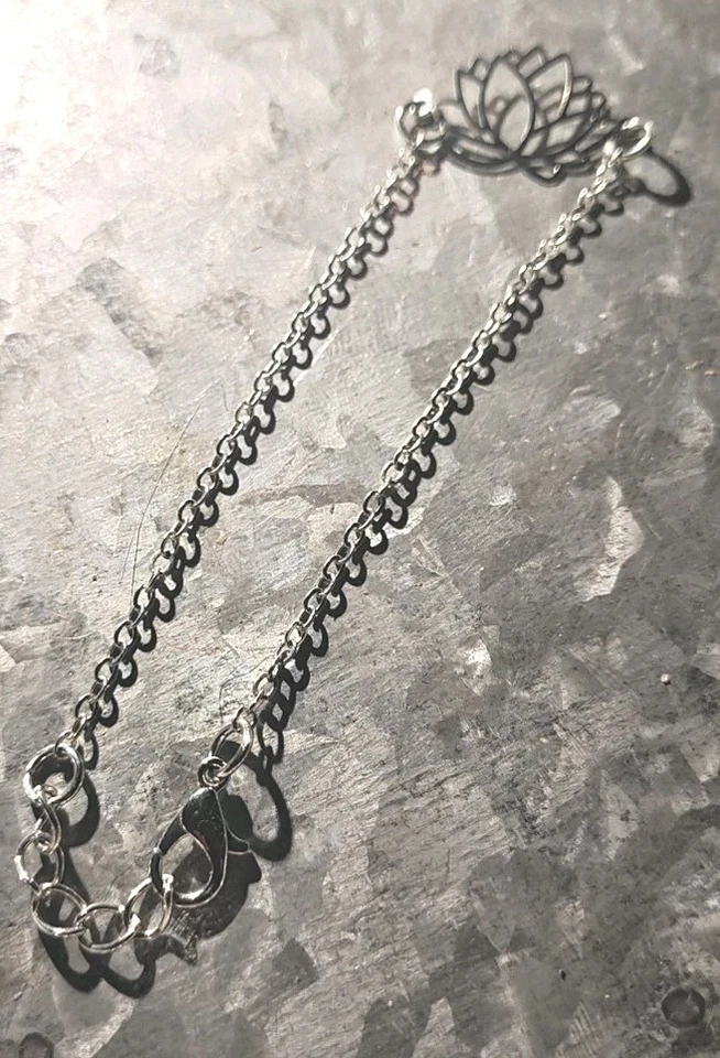 Pulsera de eslabones de moda flor de loto tono plata Foto 3 de 3