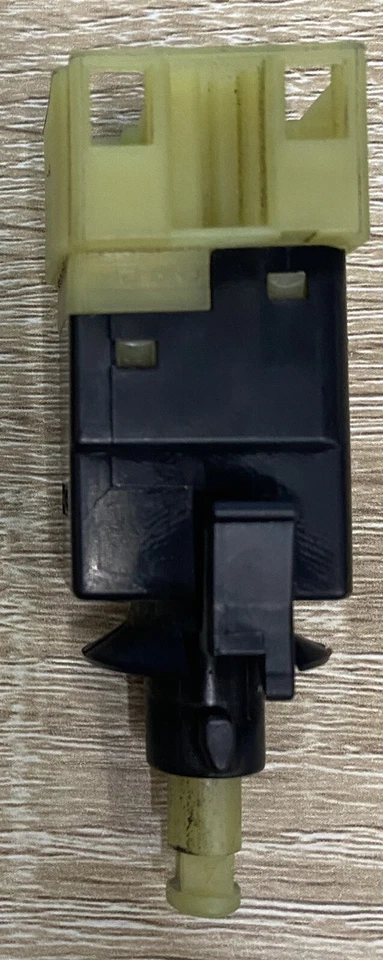 Sensor interruptor luz freno Delphi usado para vehículos Mercedes-Benz 1998-2013 Foto 2 de 4