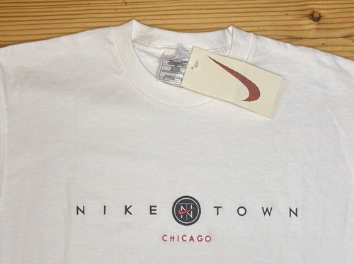 Camiseta De Colección Y2K Nike Nueva Con Etiquetas Para Hombres Mediana Nike Town Chicago EE. UU. Center Swoosh Camisa - Imagen 3 de 10