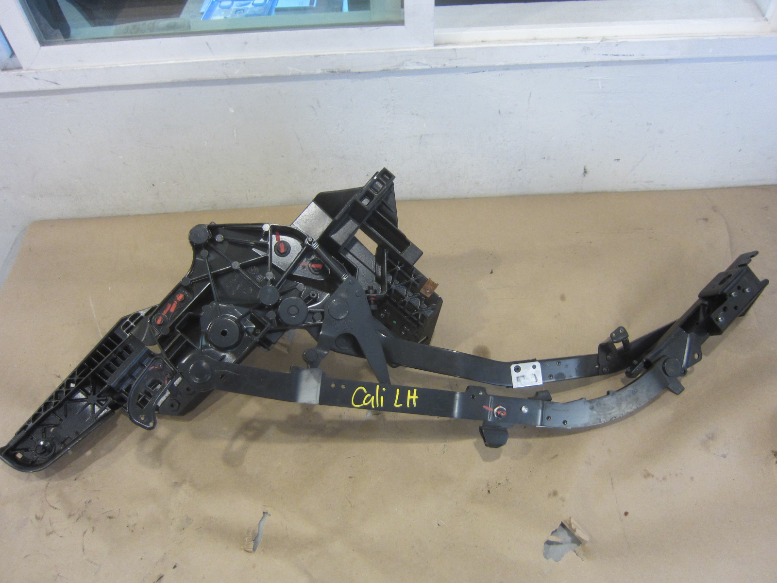 Ferrari California - LH Convertible Top Hinge Assembly 86545800