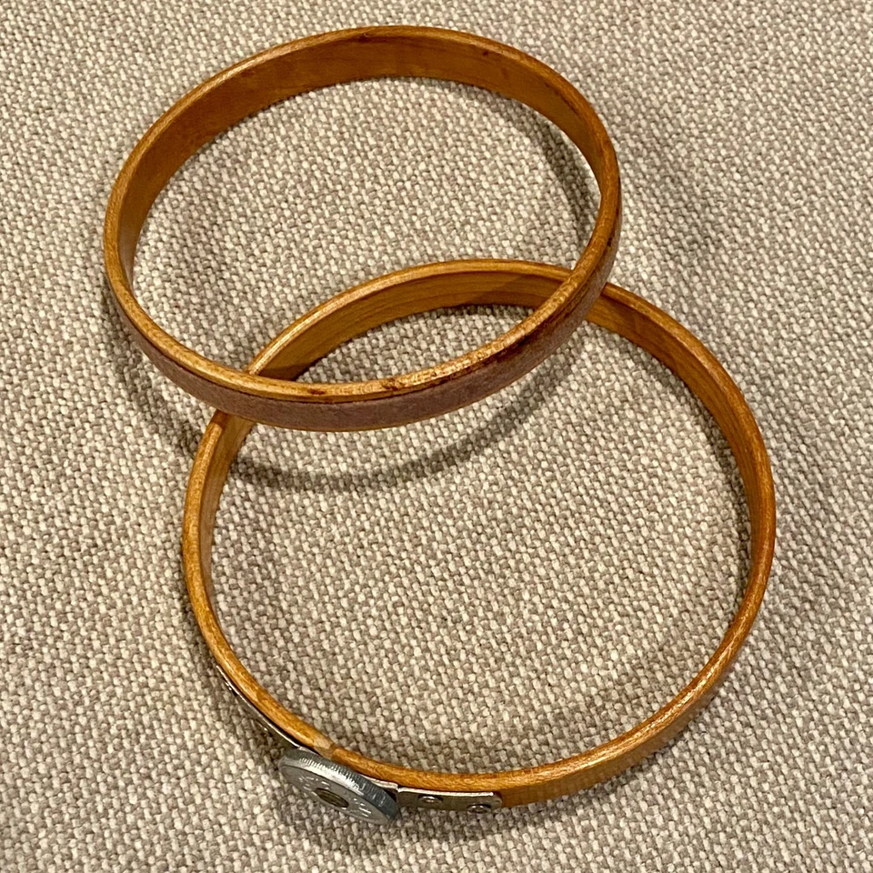 Rare Vintage QUEEN Tension Wheel 4" Wood Embroidery Hoop Ring Felt Lined - Image 4 of 4