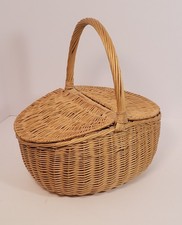 Wicker handle basket in natural willow with a hinged double lid an