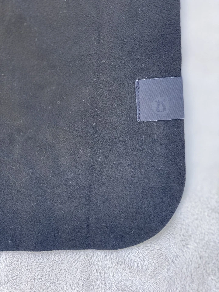 Estera de yoga de viaje negra Lululemon Carry Onwards 71x26 usada - estera de tela Foto 3 de 4