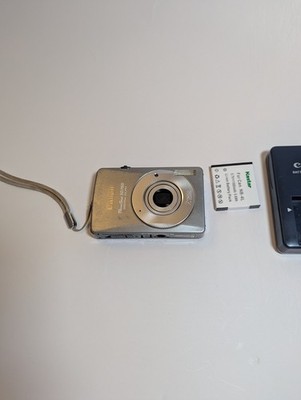 Canon PowerShot SD750 Digital Camera + Battery + Charger