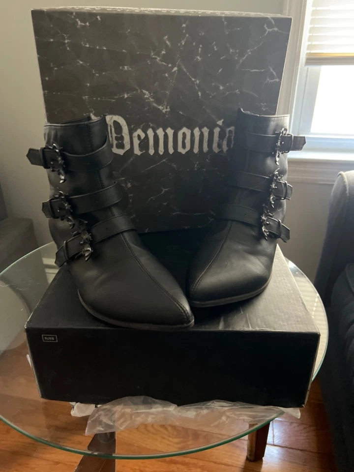 Warlock-50-B - Cuero Vegano Negro / Hebilla de Murciélago 7 × 1 Usado una vez con caja Foto 2 de 4