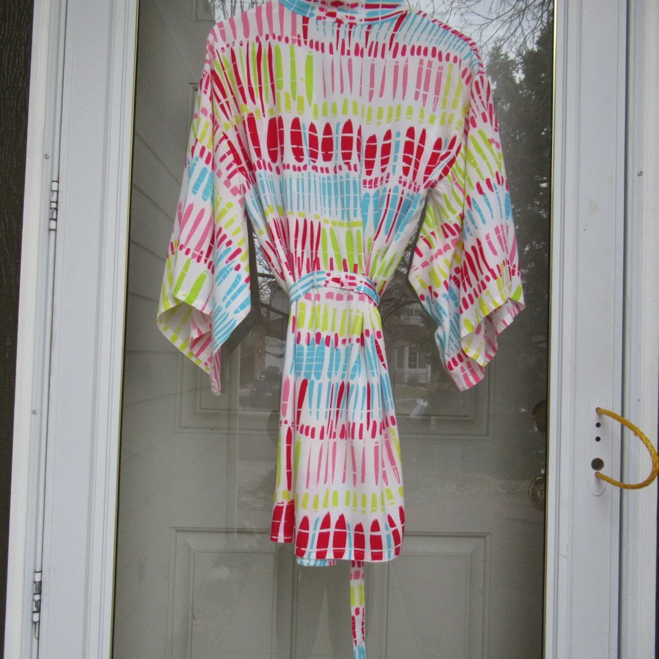 Bata kimono a rayas medio vibrante con corbata blanca Josie Natori para mujer Foto 4 de 4