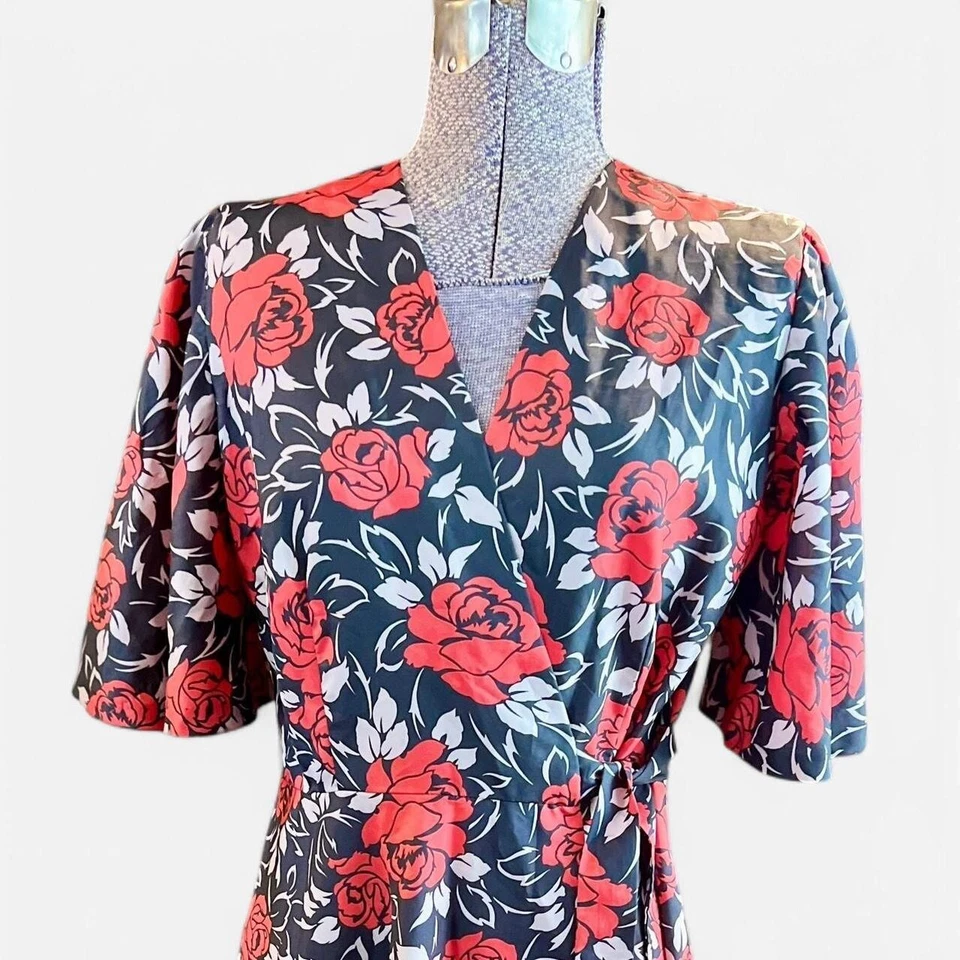 Vintage Red Rose Robe w. Black background &Red Roses - Image 2 of 4