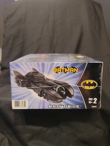 AMT/ERTL Batman Batmobile Model SKILL 2 #38039 2003 1:25 Scale In Plastic - Picture 2 of 5