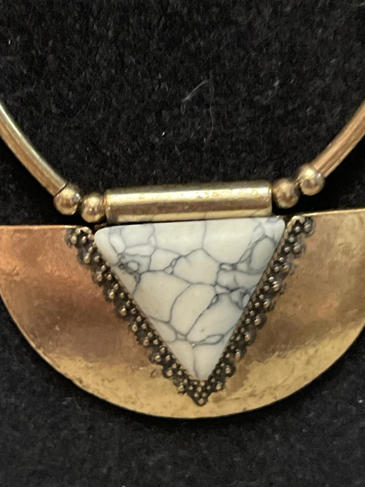 Collar Boho Geométrico Tono Dorado con Colgante Triángulo Howlita Blanco Foto 2 de 4