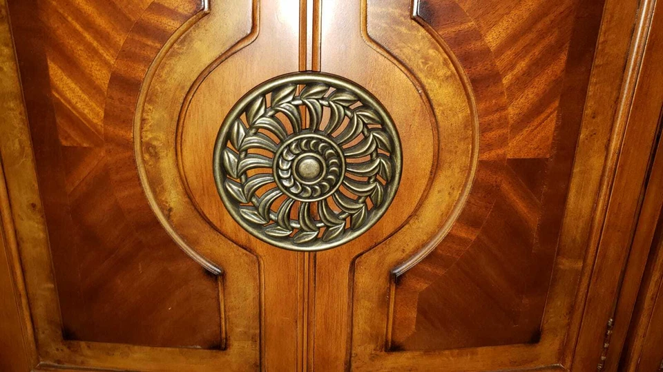 Aparador AICO por Michael Amini Excelsior com tampo de mármore - Imagem 4 de 4