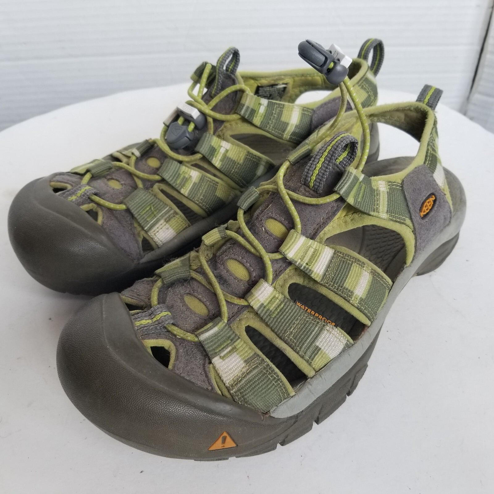 Sandali sportivi impermeabili Keen da donna taglia 9 5 verdi scarpe da trekking trail
