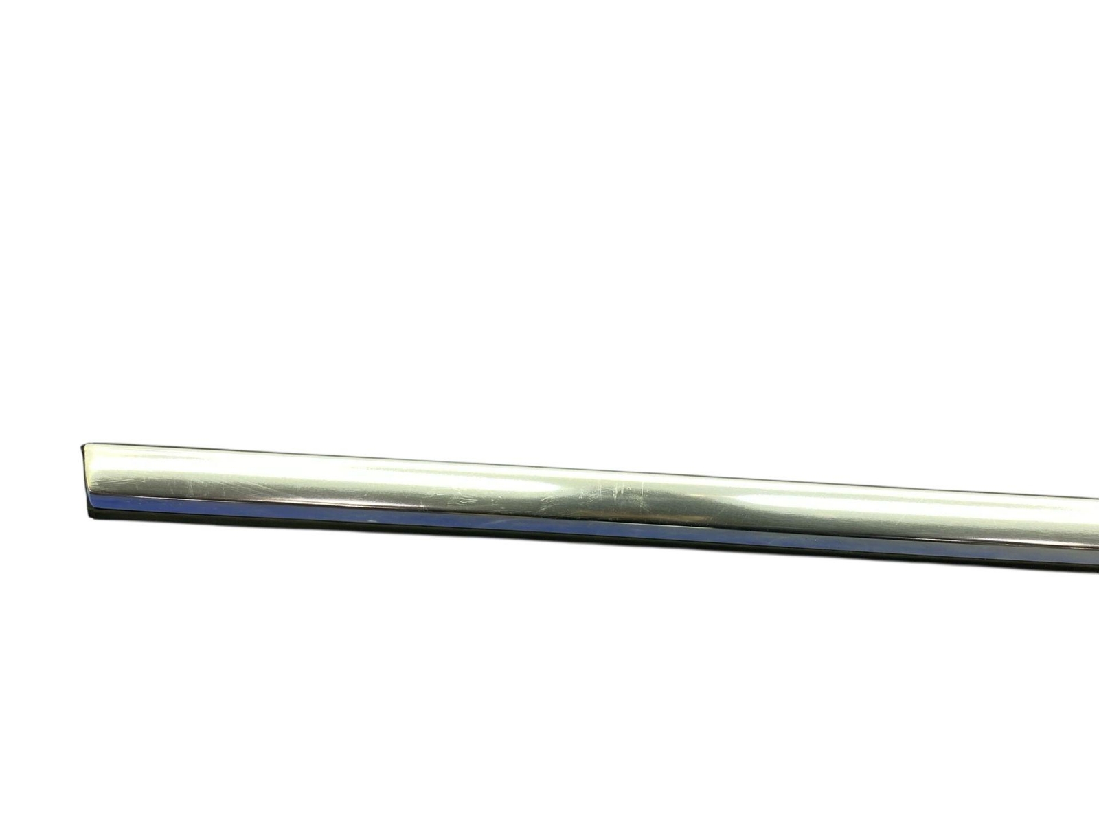 2016-2020 BENTLEY BENTAYGA REAR RIGHT DOOR LOWER WINDOW CHROME MOULDING *SCUFFS*