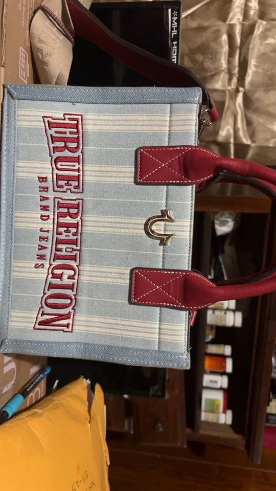 True Religion, Mini Bolso de Mano Nuevo Azul Lona con Logo Rojo. Viene con Correa para el Hombro Foto 4 de 4