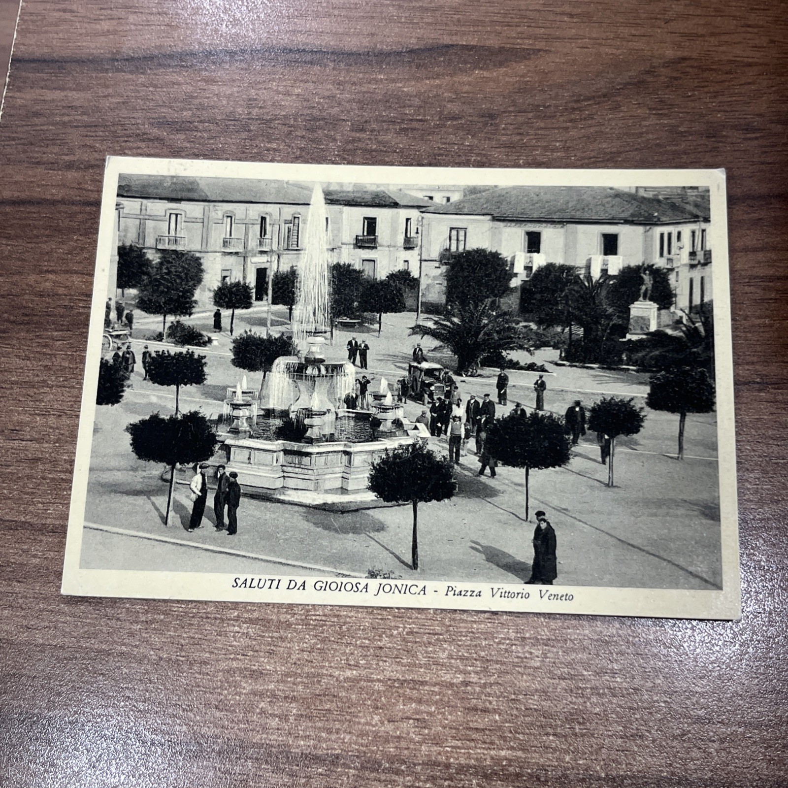 CARTOLINA BIANCO NERO  SALUTI DA GIOIOSA JONICA PIAZZA VITTORIO VENETO