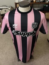 Camiseta de fútbol a rayas Supply & Demand manga corta poliéster rosa/negro M nueva