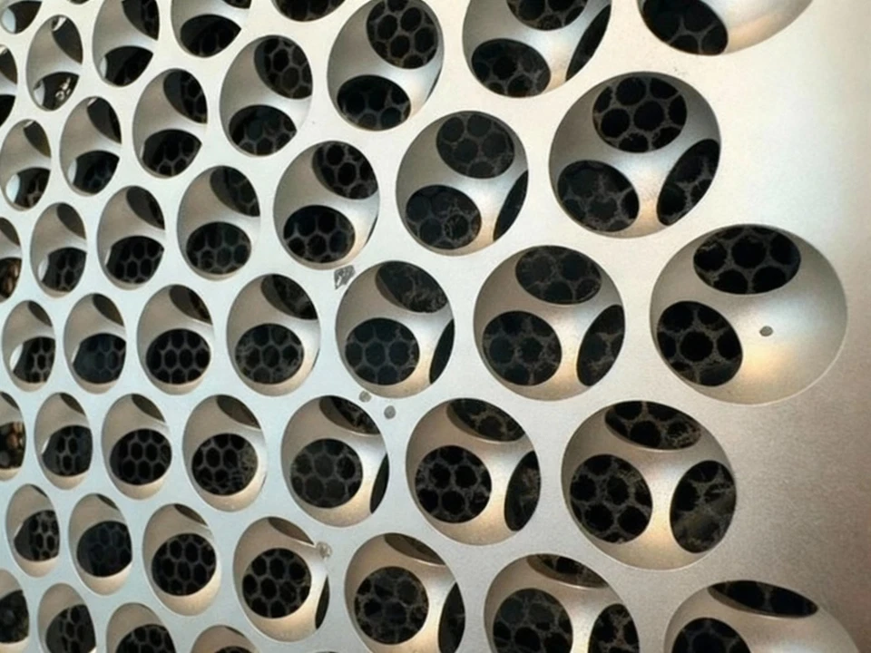 Apple Mac Pro A1991 – 12-Core | AMD 6900XT 16GB | 4.25TB SSD | 256GB RAM - Image 3 of 4