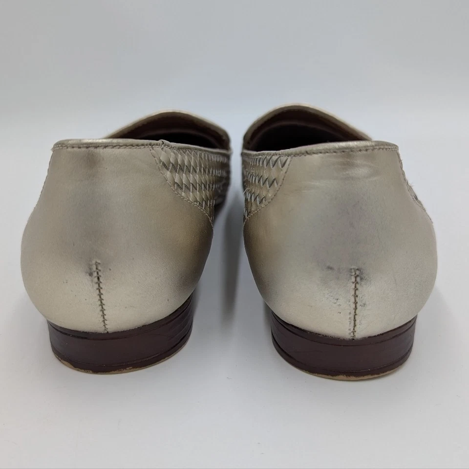 Mocasín plano Nicole Pretzel plateado tejido sin cordones para mujer 10M cuero punta almendra Foto 4 de 4