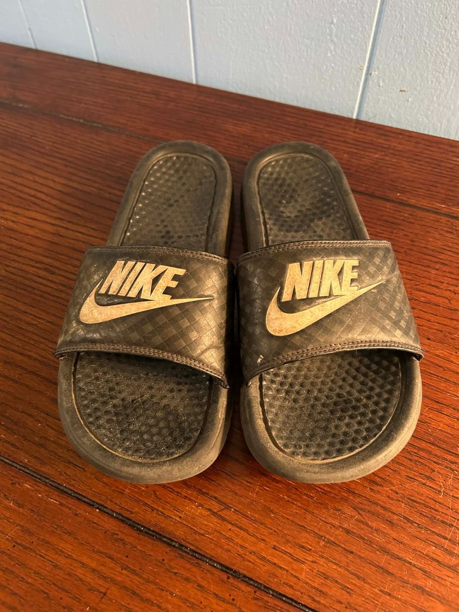 Men’s Size 9 Nike Benassi‎ JDI Black with Gold Slides Sandals 343880-016 257229.jpg main image 3