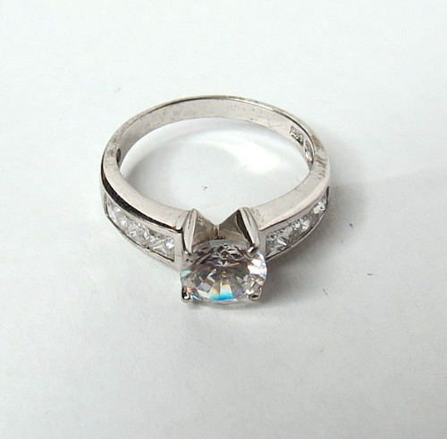 VINTAGE WOMENS CLEAR STONES RING 925 STERLING SILVER SIZE 9.