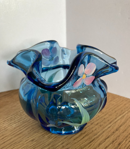 Jarrón Fenton Azul Volantes Rosa Cuenco 3.5" Firmado Flores Pintadas a Mano por M Wagner - Imagen 10 de 18