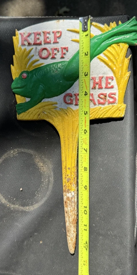 Letrero vintage de hierro fundido para mantener fuera de la hierba rana jardín Foto 3 de 4