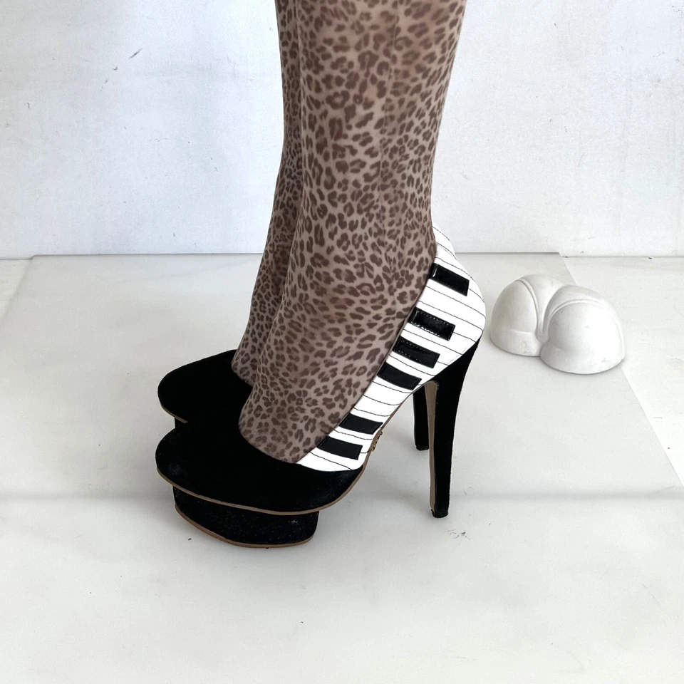 Bombas de plataforma de diseño de piano Charlotte Olympia icónicas vintage Y2K en blanco y negro Foto 3 de 4