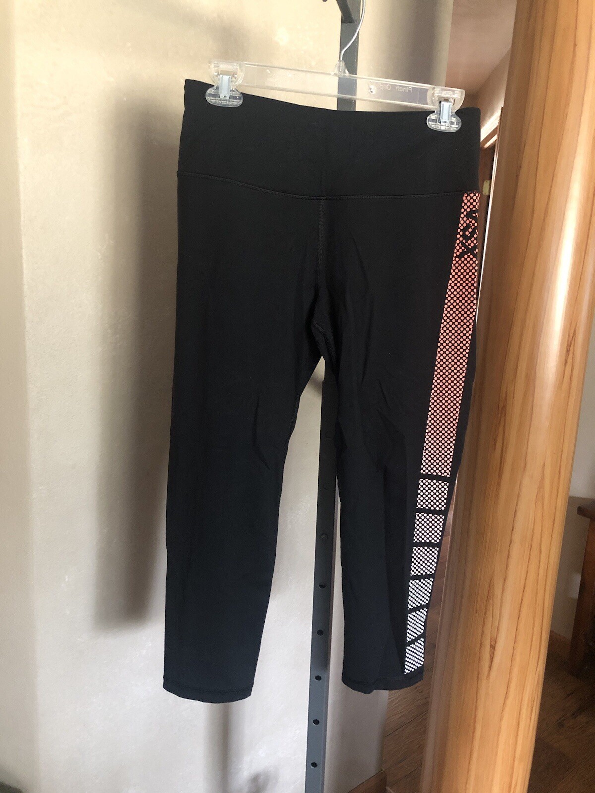 Women's Victoria's Secret Sport VSX Knockout Capri Leggings size M EUC!
