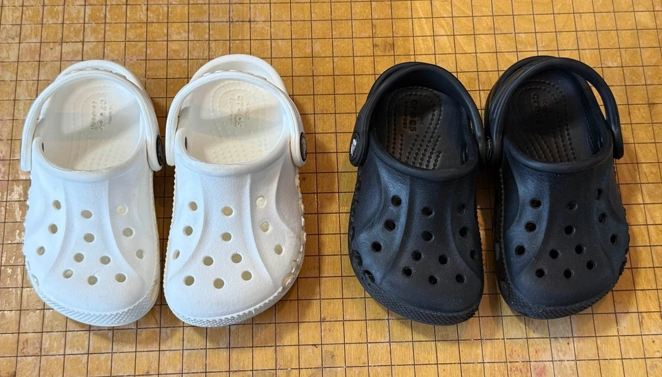 Lote 2 pares de zuecos Crocs clásicos ligeros sin cordones negros blancos talla C6 Foto 3 de 4