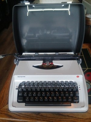 Olympia International Olympiette Typewriter. Model S12 (R)