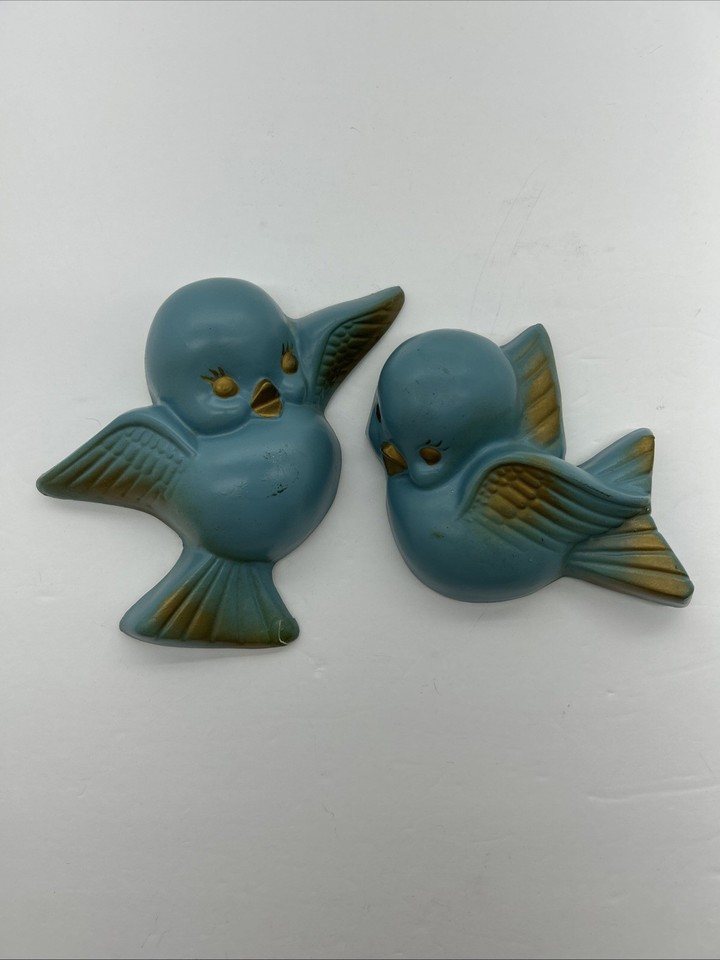 Genuine MCM kitsch chalkware bird wall art in a gorgeous teal — the exact retro vibe interior obsessives hunt for at estate sales.