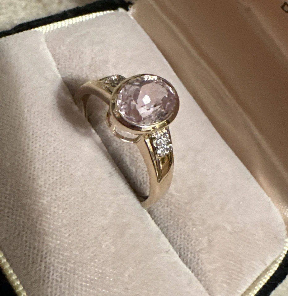 Ring, Gg 375, Gr. 59, 1 Kunzit 9x6 mm, 8 Zirkone, Schiene 2-4,5 mm, 3,1 Gramm - Bild 2 von 4