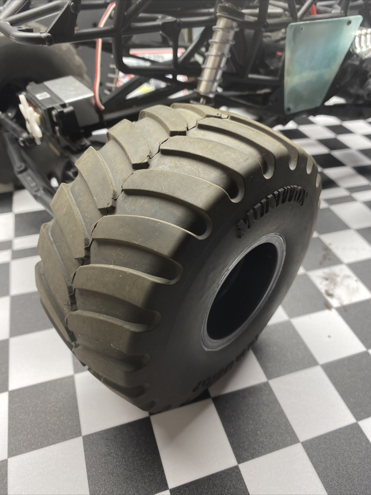 1/10 AXIAL SMT10 (AXI03020) MONSTER TRUCK Raw Builders Kit Roller Used