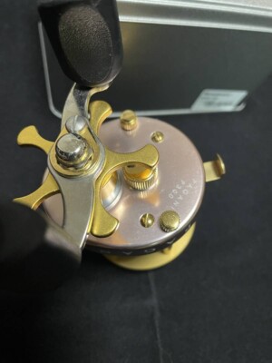 【ほぼ新品】megabass メガバス PAGANI ピンク ゴールド P300 Megabus Pagani P300R Bait finesse trout fishing reel color