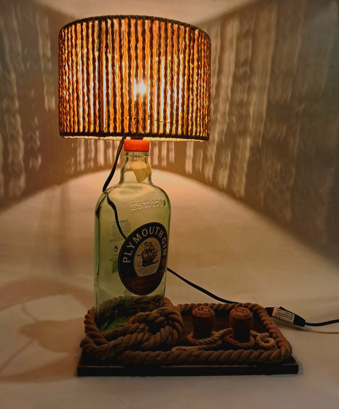 Lampada Bottiglia Gin Plymouth Artigianale - Design Vintage e Upcycling