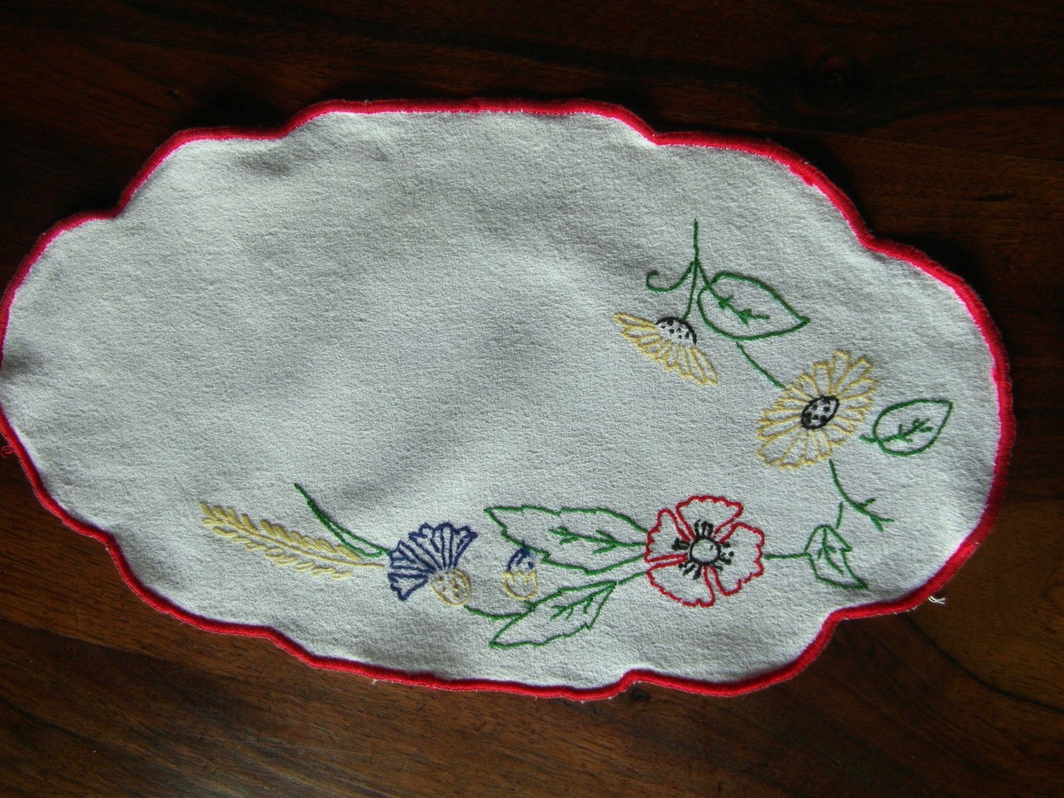 1 Napperon oval brodé mains - Linge de maison