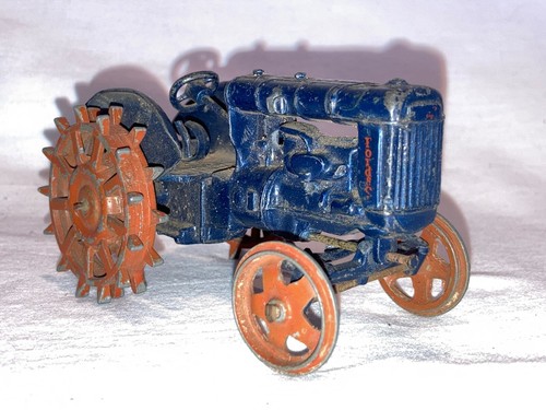 Britains 127F Fordson E27N Major Tractor metal spudded lug wheels. - Bild 2 von 10