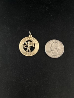 ICH HEIRATETE EINEN ENGEL 14K GOLD ANHÄNGER/CHARM SCHÖNE 3D DETAILS - SCHLEIFE PFEIL AMOR
