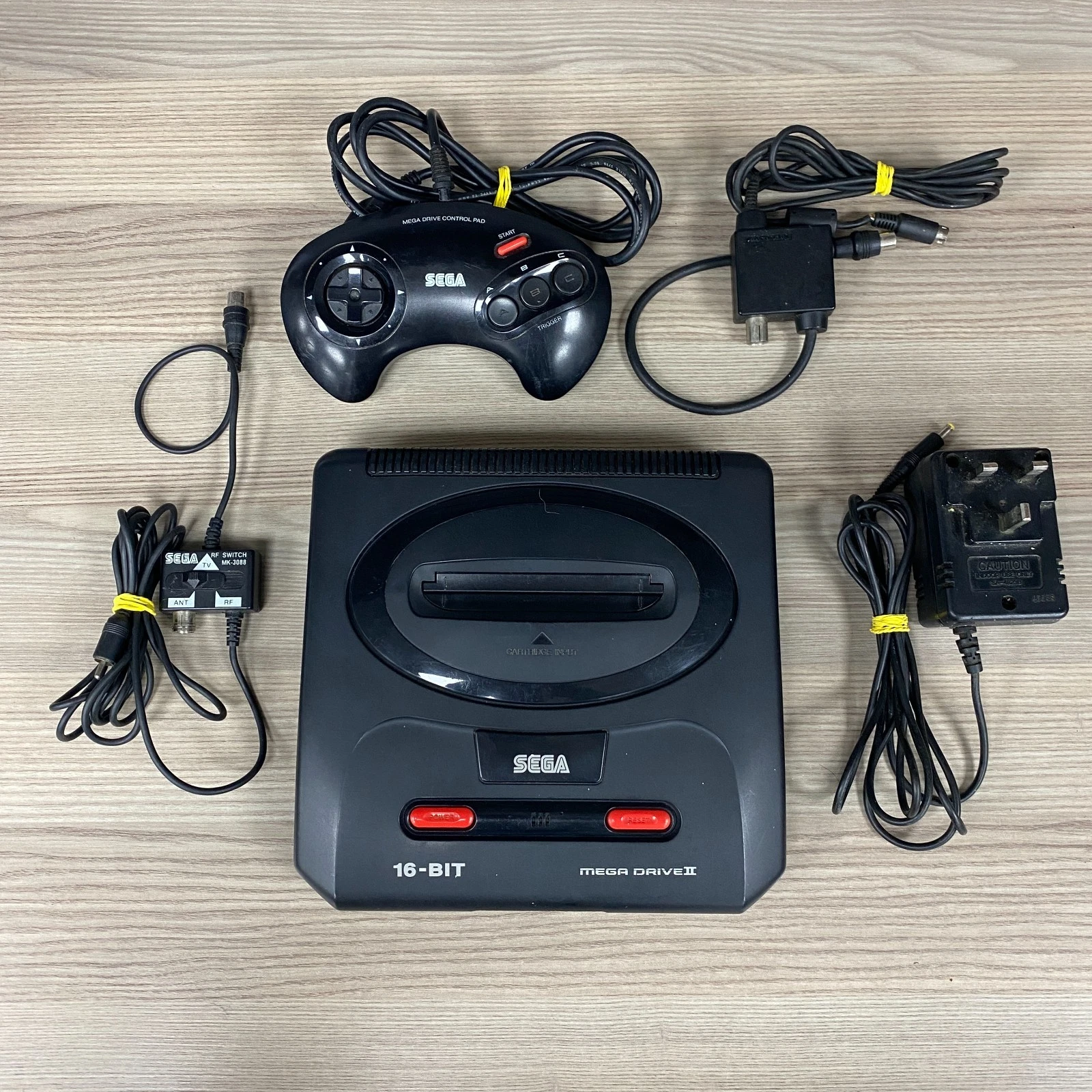 SEGA MEGA DRIVE II GAMES CONSOLE RETRO VINTAGE PAL 16-BIT WORKS INTERMITTENTLY