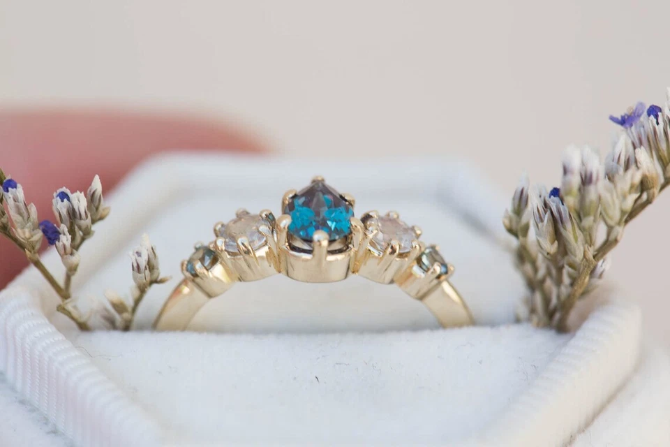 Anel de noivado de pedra da lua Alexandrite, alexandrita de pêra, anel de aglomerado de cinco pedras - Imagem 4 de 4