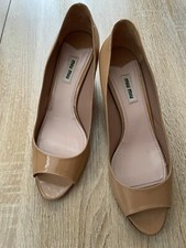 Miu Miu Pumps Gr. 39,5   Beige Lackleder, Pee...